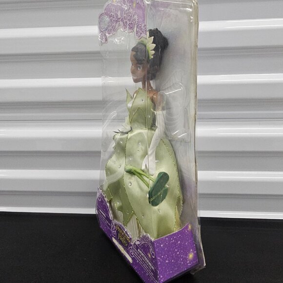 Disney Store Exclusive The Princess Tiana & The Frog Princess Tiana Doll (2009) - Picture 10 of 16